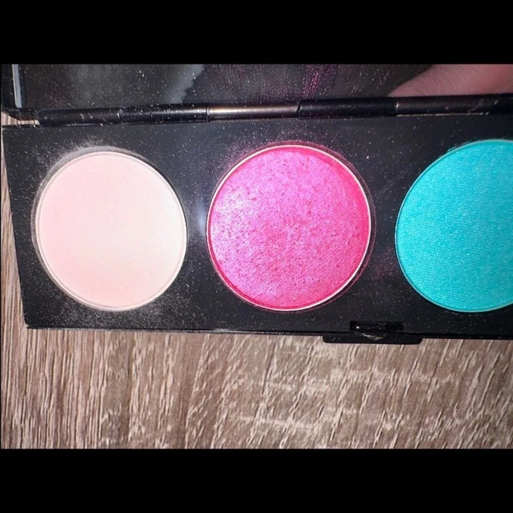 MAC cosmetics Hello Kitty Too‎ Dolly Eye Shadow x4 Palette Pink Teal Blue Sanrio